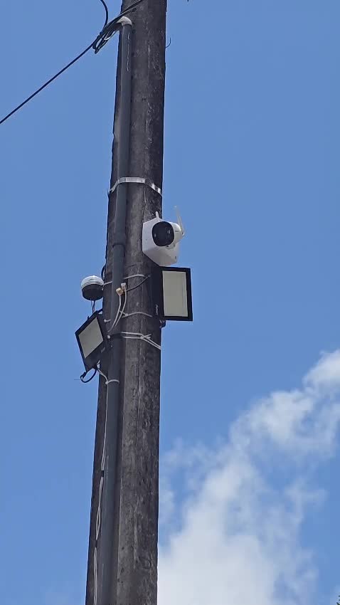 Conjunto de câmeras de segurança em poste contra o céu